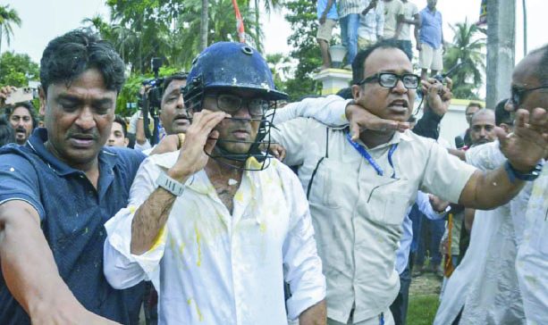 পশ্চিমবঙ্গে তৃণমূল সাধারণ সম্পাদক অভিষেককে ডিম নিক্ষেপ, মারধর