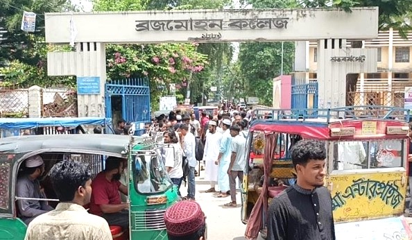 ভাড়া নৈরাজ্যের প্রতিবাদে বরিশালে বিএম কলেজ শিক্ষার্থীদের সড়ক অবরোধ