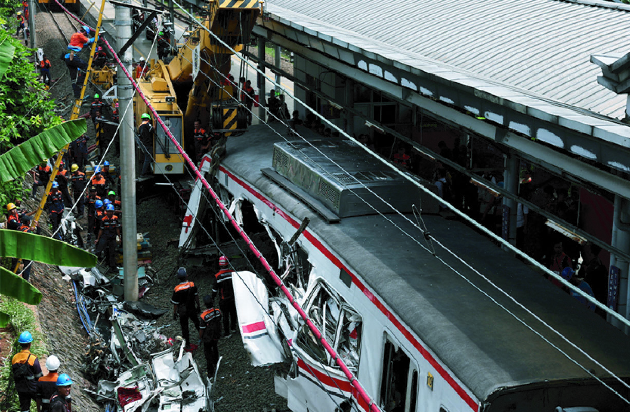 ইন্দোনেশিয়ায়  ট্রেন দুর্ঘটনায় অন্তত ১৪ জনের মৃত্যু, আহত অন্তত ৮৪ জন।