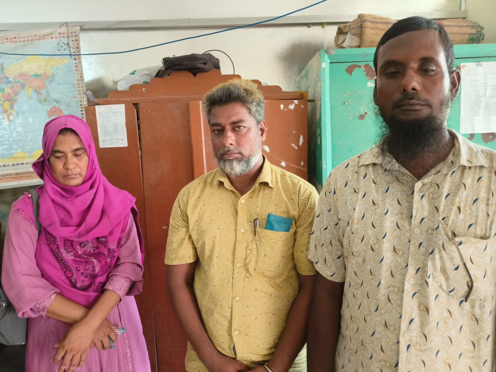 দৌলতপুরে কেন্দ্রের বাইরে খাতা নিয়ে পরীক্ষা দেওয়ার অভিযোগে ৩ শিক্ষক আটক