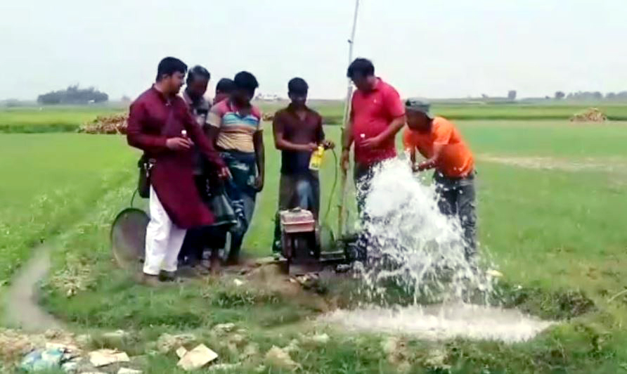 দৌলতপুরে পোড়া মবিল থেকে ডিজেলের বিকল্প জ্বালানি উদ্ভাবন করে সাড়া ফেলেছেন মনিরুল