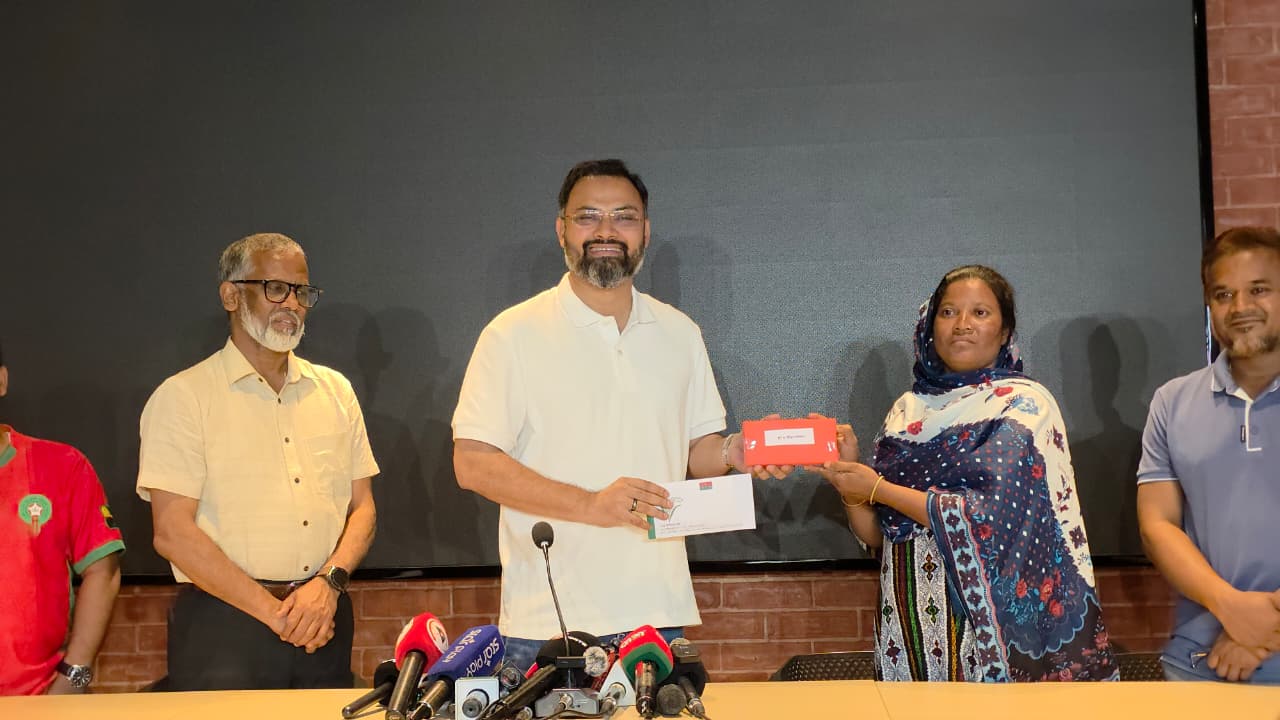 নতুন কুঁড়ির চ্যাম্পিয়ন স্মৃতি কিসকুর মায়ের চাকরির ঘোষণা দিলেন প্রতিমন্ত্রী আমিনুল হক