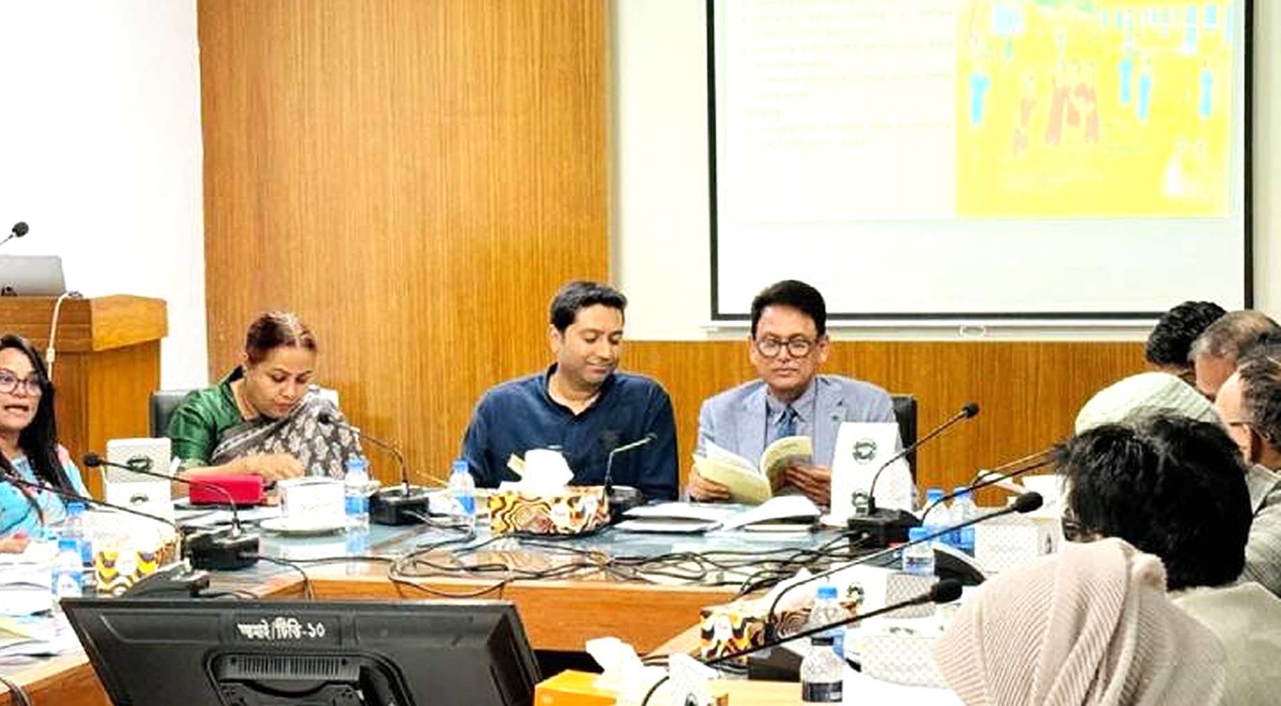 দুই শ্রেণিতে নতুন চার পাঠ্যবই অনুমোদন, মুখস্থের বাইরে আনন্দ ও হাতে-কলমে শেখায় জোর