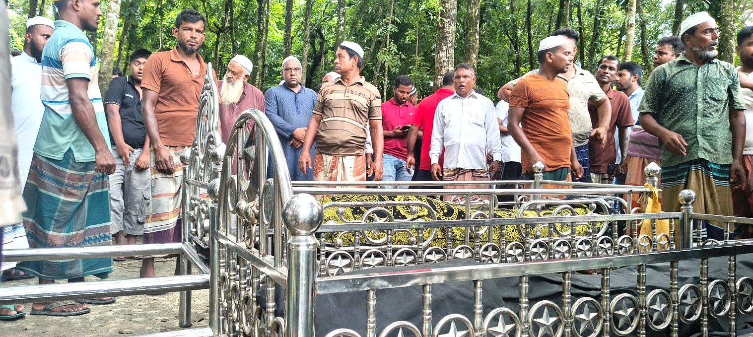 বাবার মৃত্যুতে বাড়ি ফেরার পথে সড়ক দুর্ঘটনায় ছেলের মৃত্যু, পাশাপাশি কবরে দাফন