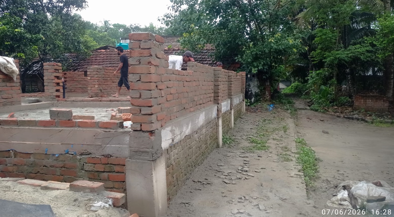 সরকারী আদেশ উপেক্ষা করে কলারোয়ায় রাস্তার উপর পাকা ঘর নির্মাণের অভিযোগ