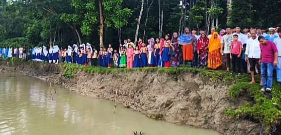 বাবুগঞ্জে সন্ধ্যানদীর ভাঙনের মুখে বিদ্যালয়,রক্ষার দাবিতে মানববন্ধন