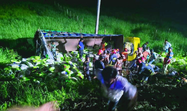 দাউদকান্দিতে চালবোঝাই ট্রাক খাদে, নিহত ৭, আহত ৬