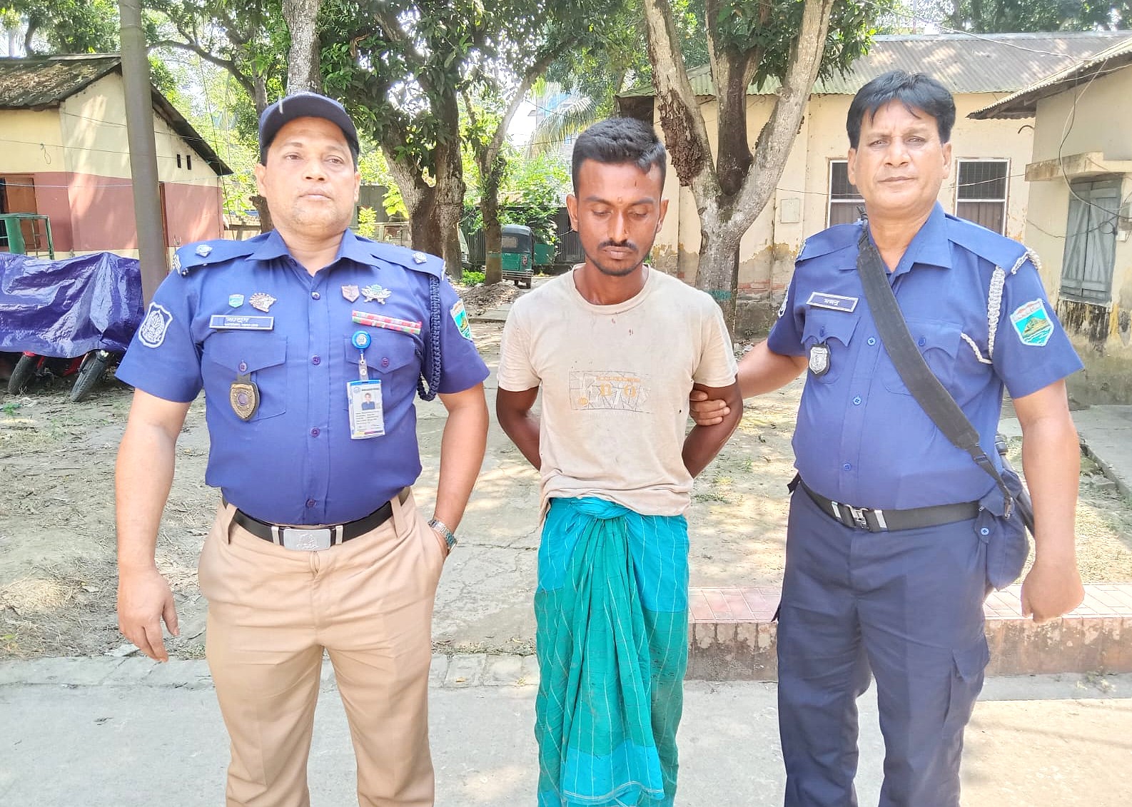 পাবনার ফরিদপুরে নেশার টাকা না পেয়ে মাকে গলা কেটে হত্যা, ঘাতক ছেলে গ্রেপ্তার