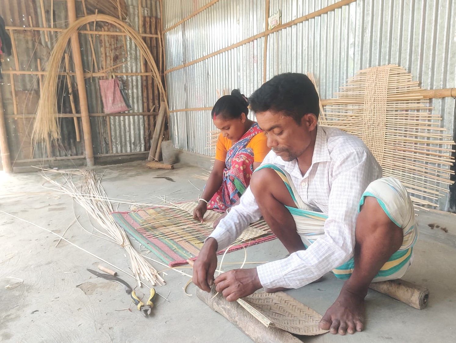 বোচাগঞ্জে হারিয়ে যেতে বসেছে হাতপাখা তৈরির পেশা, বাঁশ সংকটে বিপাকে কারিগররা