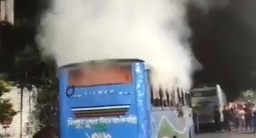 রাজধানীতে দিনভর ৮ স্থানে ককটেল বিস্ফোরণ, থানার সামনে বাসে আগুন