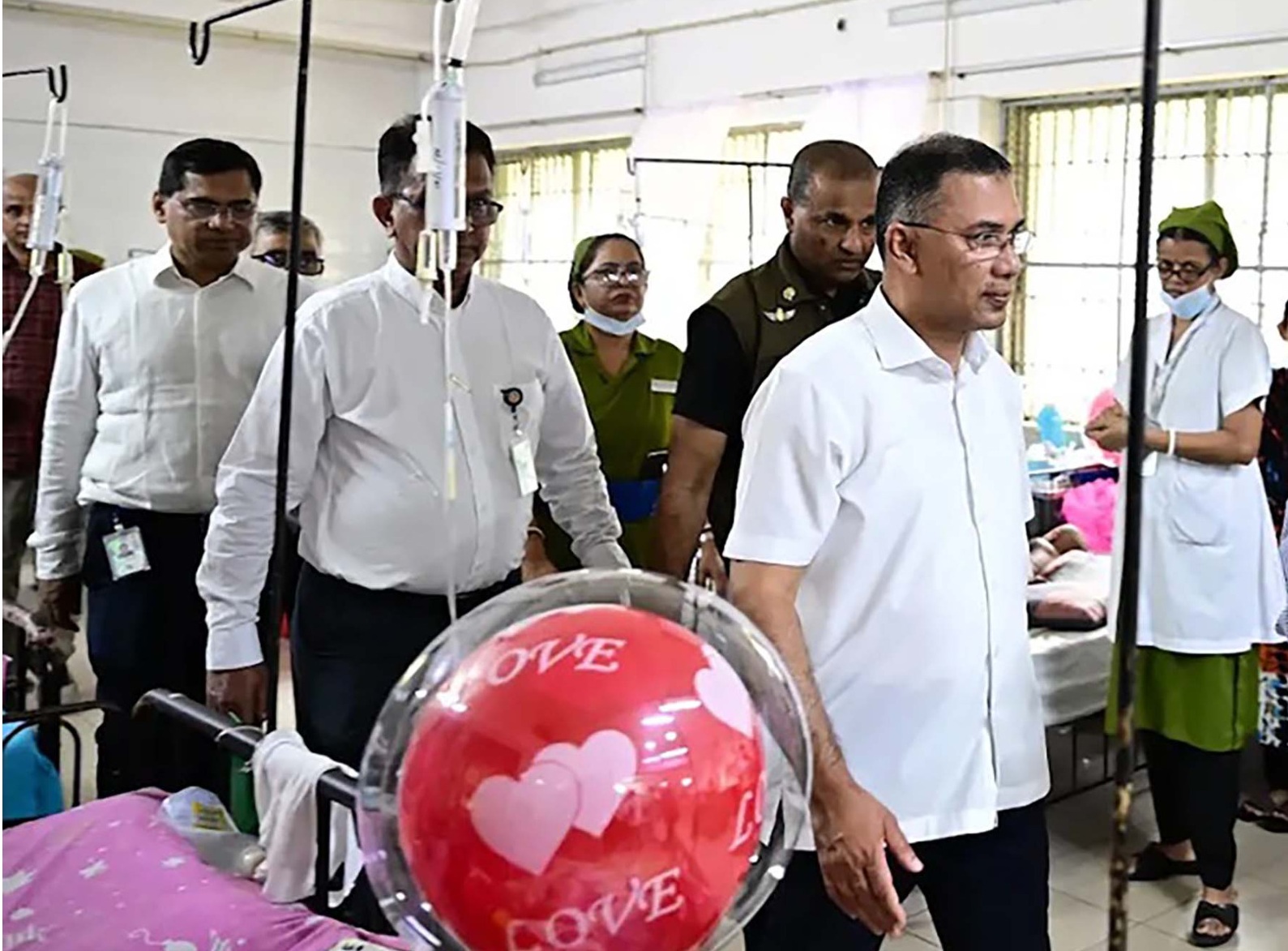 শিশু হাসপাতালে কক্ষে বসে চিকিৎসকের ধূমপান, দেখেই বরখাস্তের নির্দেশ প্রধানমন্ত্রীর
