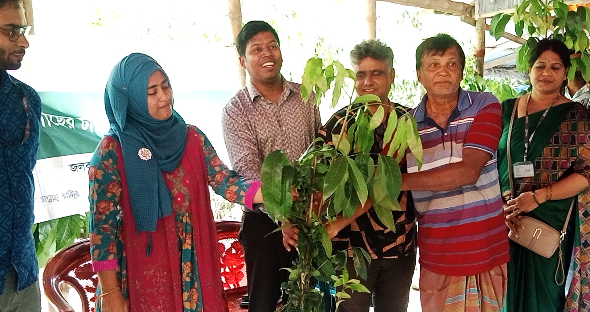 জলবায়ু সহনশীলতায় মোংলায় ব্র্যাকের ফলদ ও বনজ গাছের চারা বিতরণ