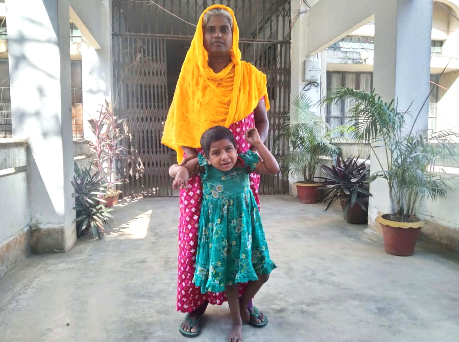 পায়ে দড়ি বেঁধেও থামানো যায় না সুরাইয়ার ছুটে চলা, অসহায় নানি চান একটু সহায়তা