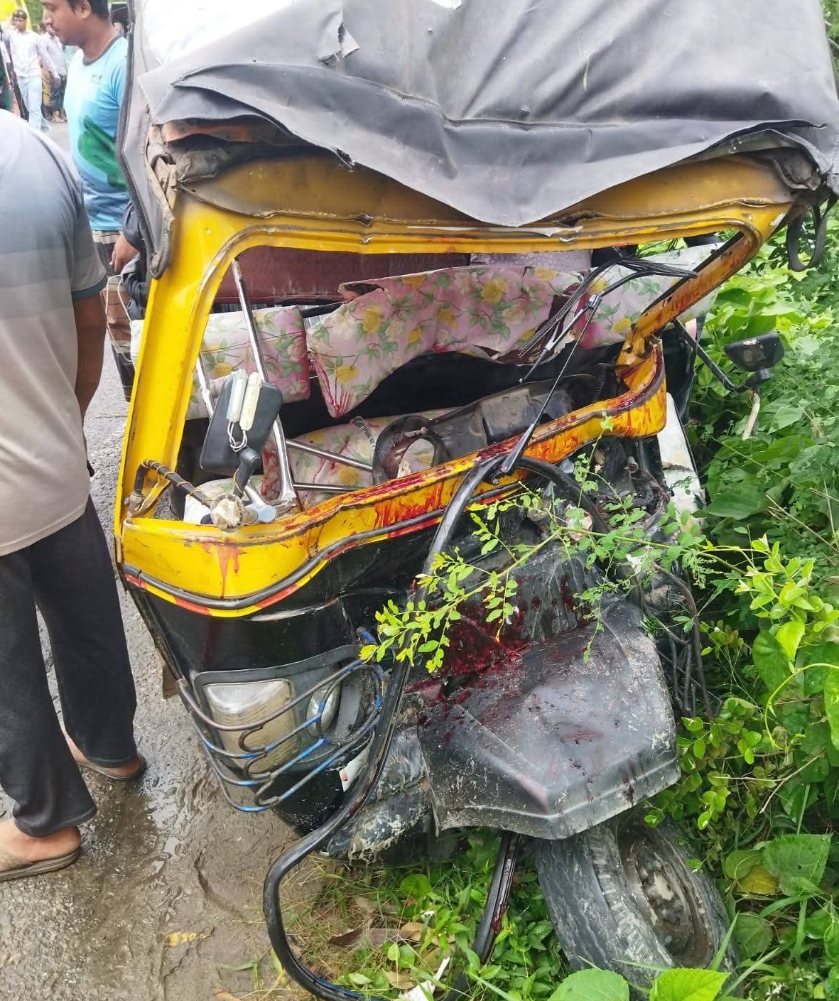 রাজশাহীতে মাহিন্দ্রা-ট্রাকের মুখোমুখি সংঘর্ষে নিহত ২ ,আহত ৫