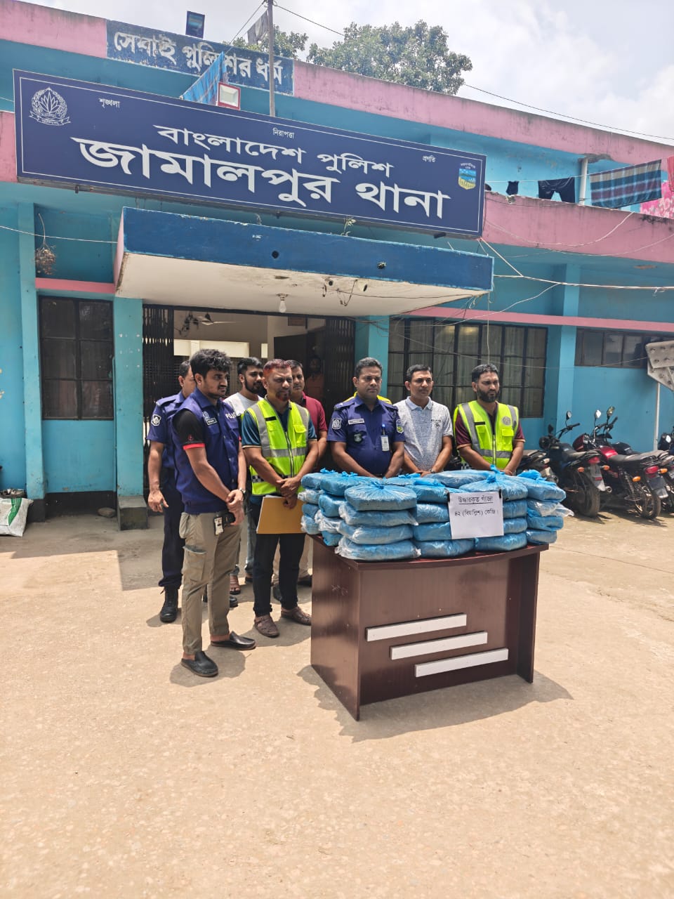 জামালপুর শহরে ৪২ কেজি গাঁজাসহ দুই নারী ব্যবসায়ি আটক
