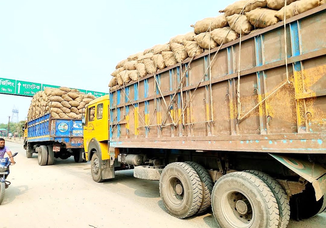 বাংলাবান্ধা স্থলবন্দরের আমদানি-রপ্তানি বন্ধ
