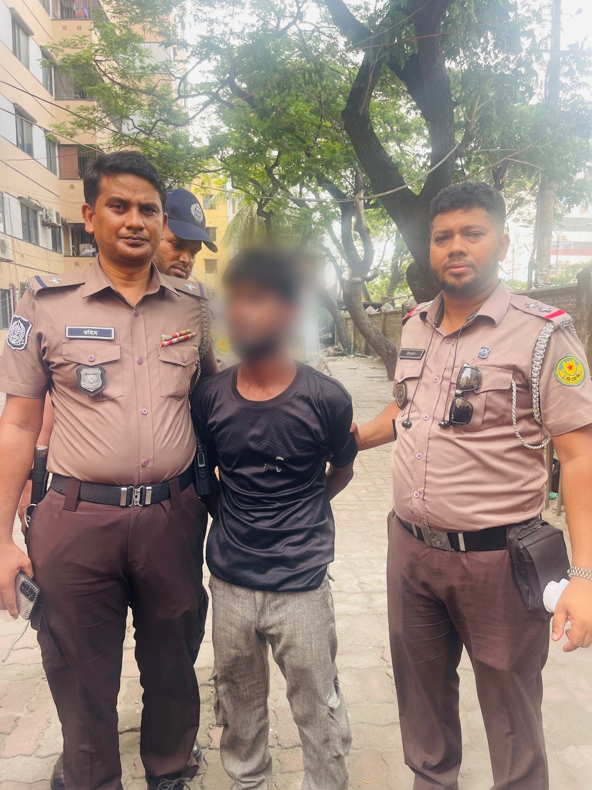 গোলাপবাগ মোড়ে স্বর্ণের দুল ছিনতাই: পুলিশ সার্জেন্টের সাহসিকতায় ছিনতাইকারী আটক