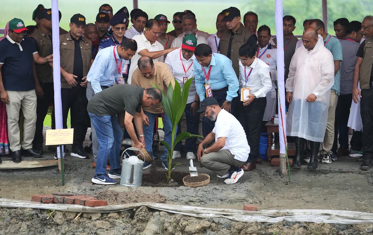 বরিশাল সফরে  প্রধানমন্ত্রী তারেক রহমান, করলেন বৃক্ষরোপণ ও ফ্যামিলি কার্ড বিতরণ