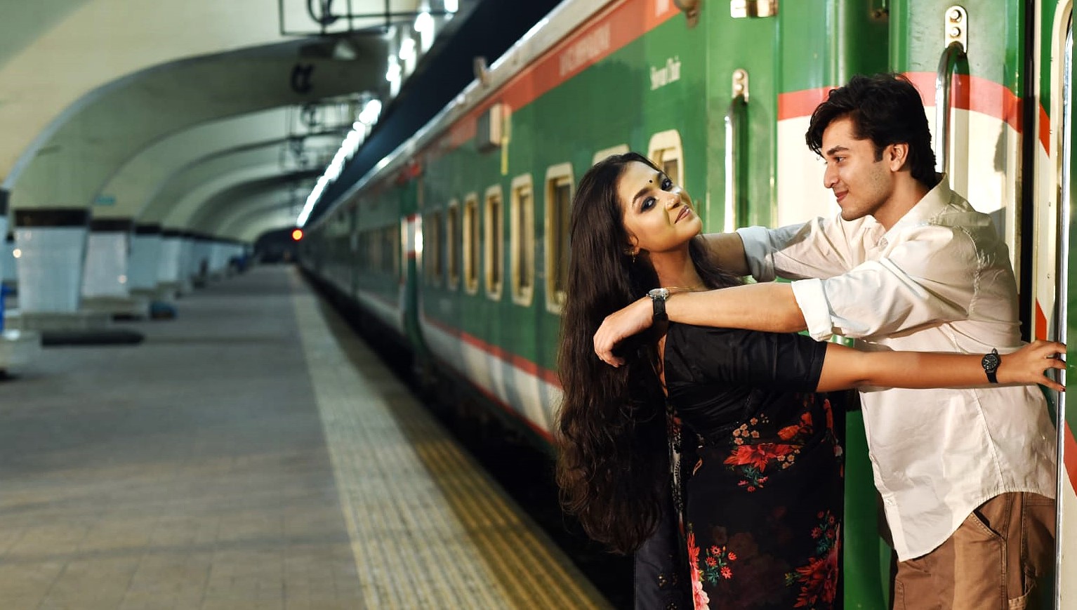 আজ প্রেক্ষাগৃহে মুক্তি পাচ্ছে ‘আবার হঠাৎ বৃষ্টি’