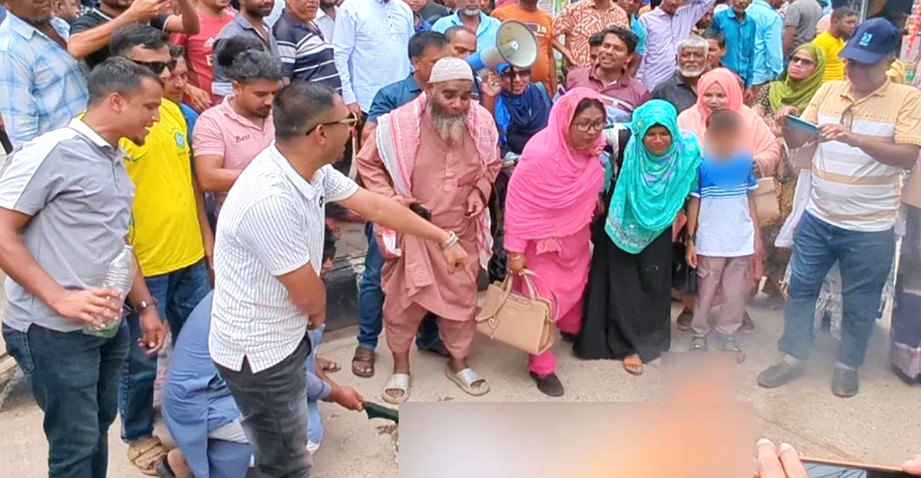 সাতক্ষীরা-৪ এমপি গাজী নজরুলের কুশপুত্তলিকা দাহ