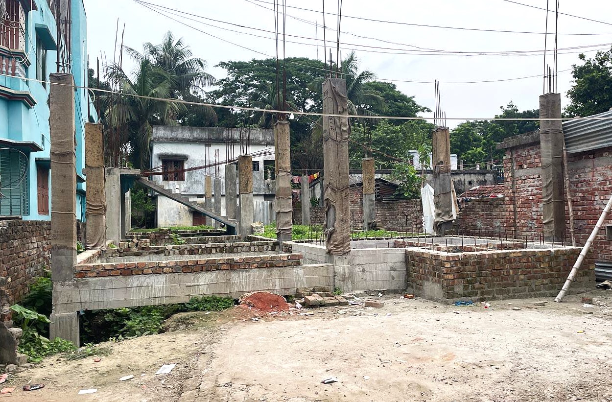 বেনাপোলে মিথ্যা মামলায় ব্যবসায়ীর বাড়ি নির্মাণ বন্ধ