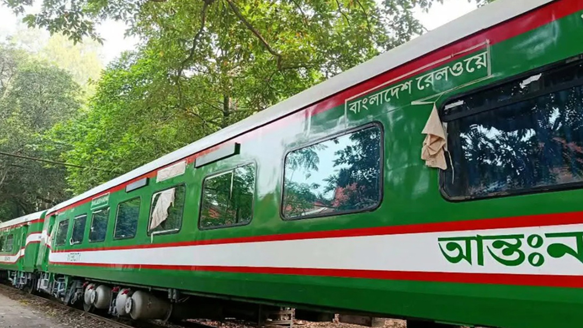 ভারত থেকে ১৮টি আধুনিক রেলকোচ এলো সৈয়দপুরে, পর্যায়ক্রমে আসবে ২০০টি