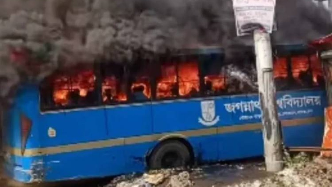 জগন্নাথ বিশ্ববিদ্যালয়ের আগুনে পুড়ল দুটি বাস, হতাহত নেই