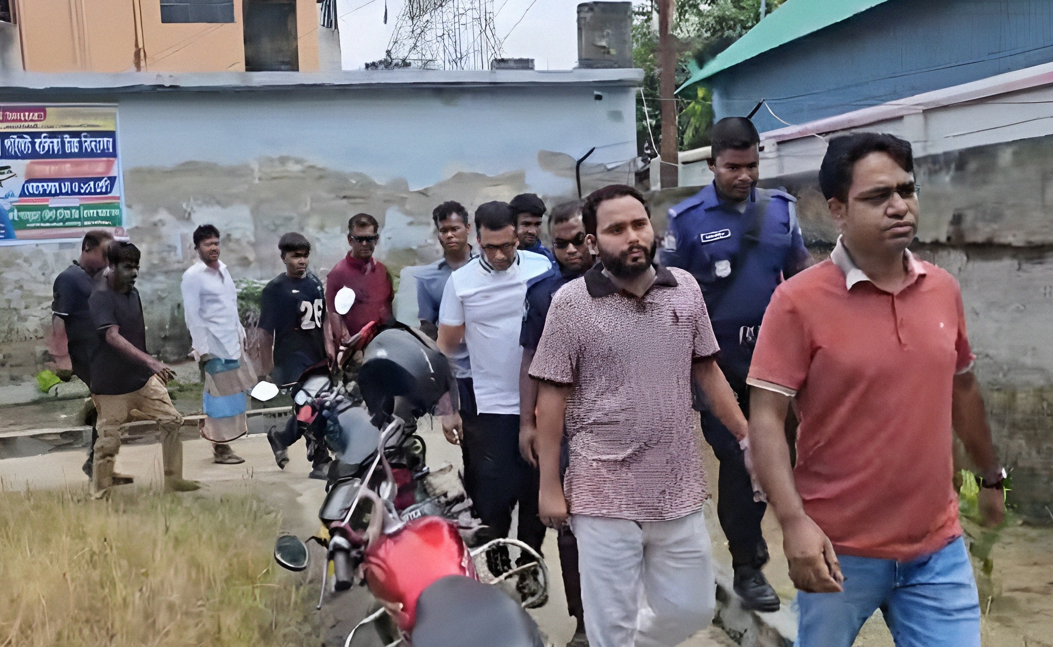 হবু স্ত্রীকে অনৈতিক সহায়তা: এনসিপি নেতাকে শিক্ষার্থীদের ধাওয়া