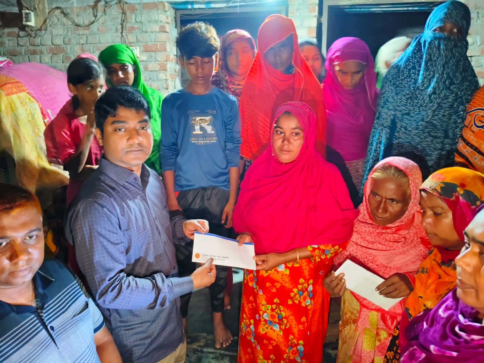 পদ্মায় কাড়লো বাবা-ছেলের প্রাণ,শোকাহত পরিবারের পাশে প্রশাসন,নগদ অর্থ ও খাদ্যসামগ্রী প্রদান