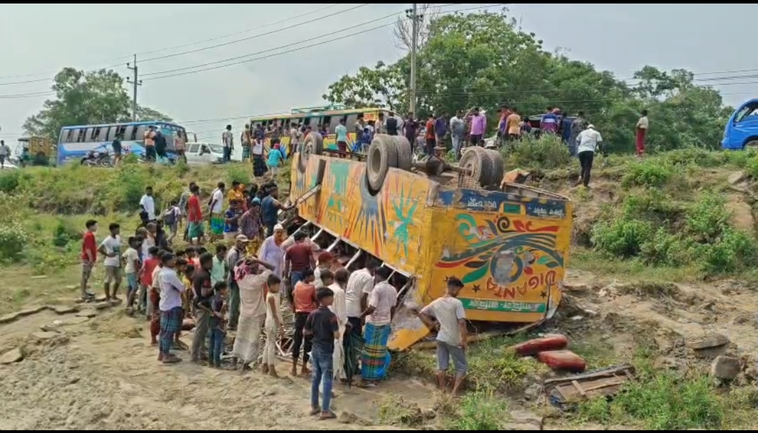 সরাইলে বাস নিয়ন্ত্রণ হারিয়ে উল্টে খাদে, নিহত ৪, আহত ২৫