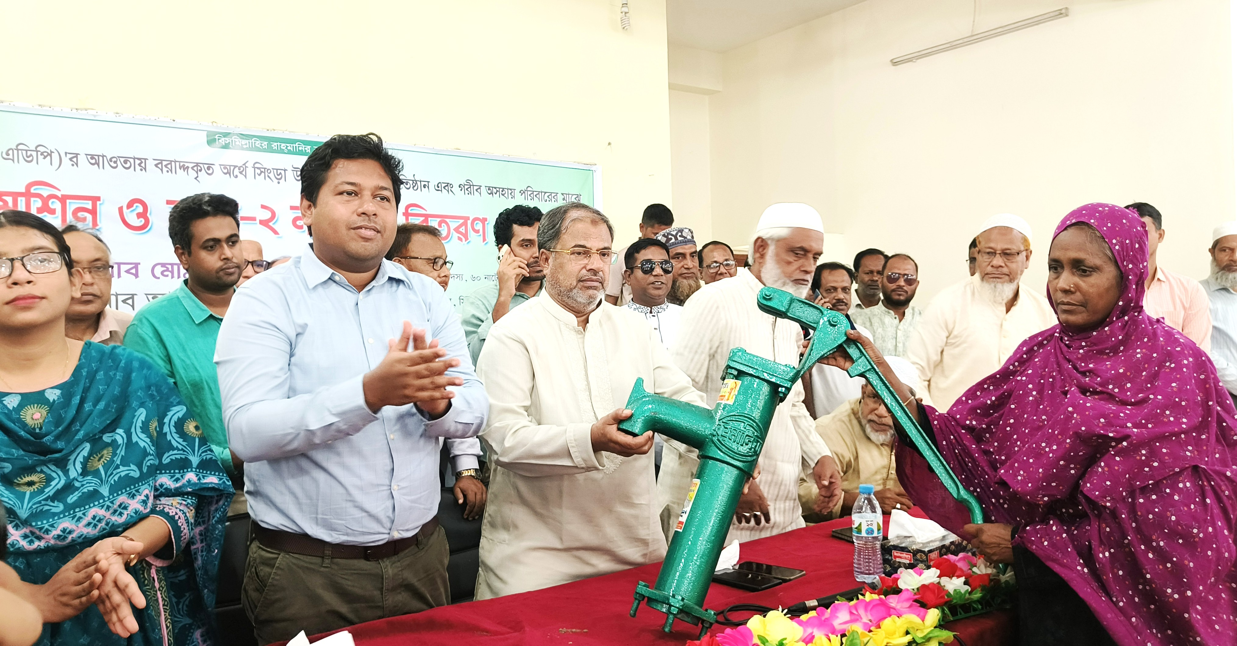 সিংড়ায় সেলাই মেশিন, নলকূপ ও চেক বিতরণ