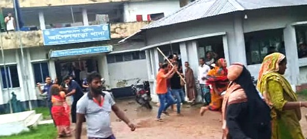 চুরি মামলার আসামি নিহতের গুজবে আগৈলঝাড়া থানায় হামলা, পুলিশসহ আহত ১২