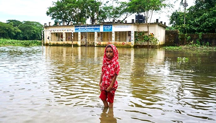 জলবায়ুর তিন বা ততোধিক ঝুঁকিতে বিশ্বের ১১০ কোটি শিশু