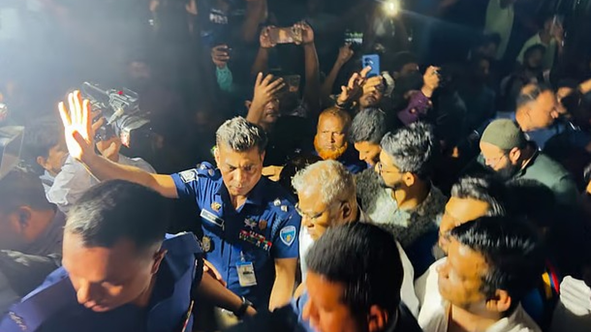 প্রায় ৩০ ঘণ্টা অবরুদ্ধ থাকার পর চুয়েট ক্যাম্পাস ছাড়লেন উপাচার্য শরীফুল আলম