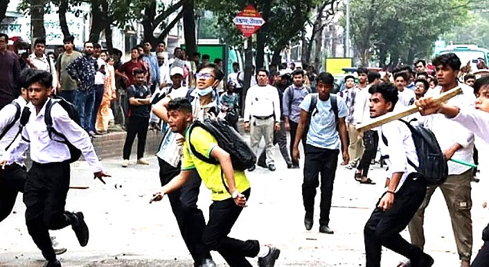 তুচ্ছ ঘটনাকে কেন্দ্র করে আইডিয়াল-ঢাকা কলেজ সংঘর্ষ, পুলিশের কড়া অবস্থান