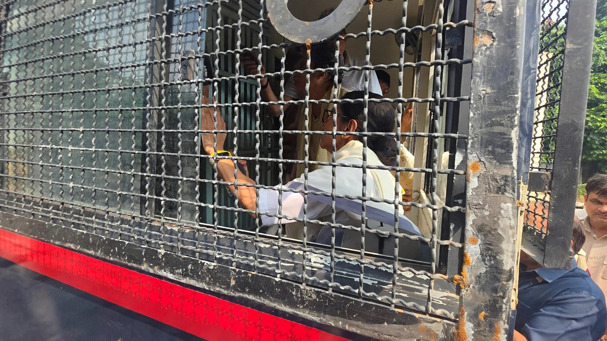 দিল্লিতে ধর্নায় বসে আটক সাবেক মুখ্যমন্ত্রী মমতা বন্দ্যোপাধ্যায়