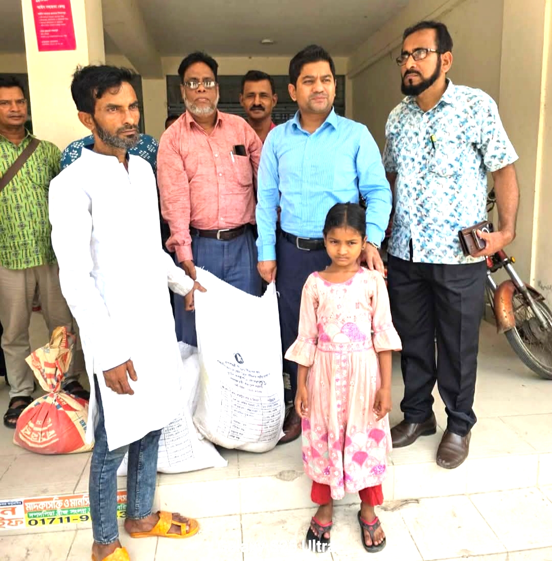 মা, হারা ছোট্ট শিশু লামিয়া অসুস্থ পিতার ভ্যান চালিয়ে ভাইরাল। সহযোগিতার হাত বাড়ালেন ইউএনও