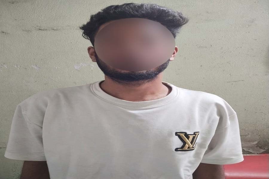 বনানীতে পোস্টার-লিফলেটসহ যুবক আটক, আইনগত প্রক্রিয়া চলছে