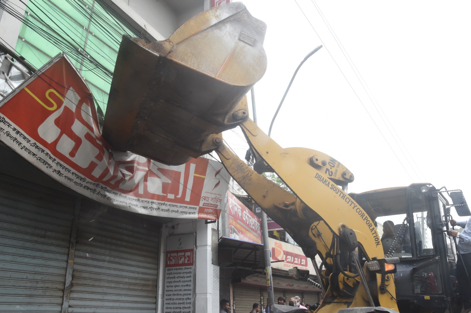 সায়েদাবাদে বাস টার্মিনাল এলাকায় ডিএসসিসির বড় অভিযান: ২৪০টি অবৈধ বাস কাউন্টার উচ্ছেদ শুরু