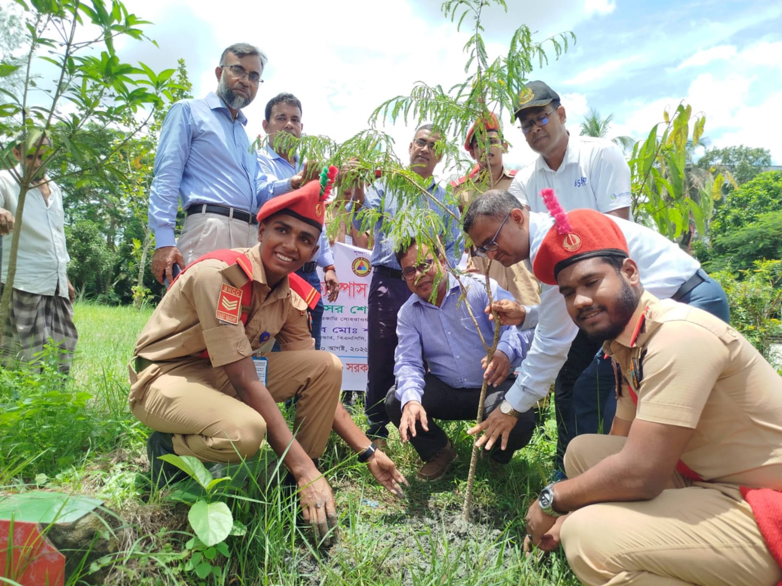 পিরোজপুর সরকারি সোহরাওয়ার্দী কলেজে বিএনসিসির বৃক্ষরোপণ কর্মসূচি