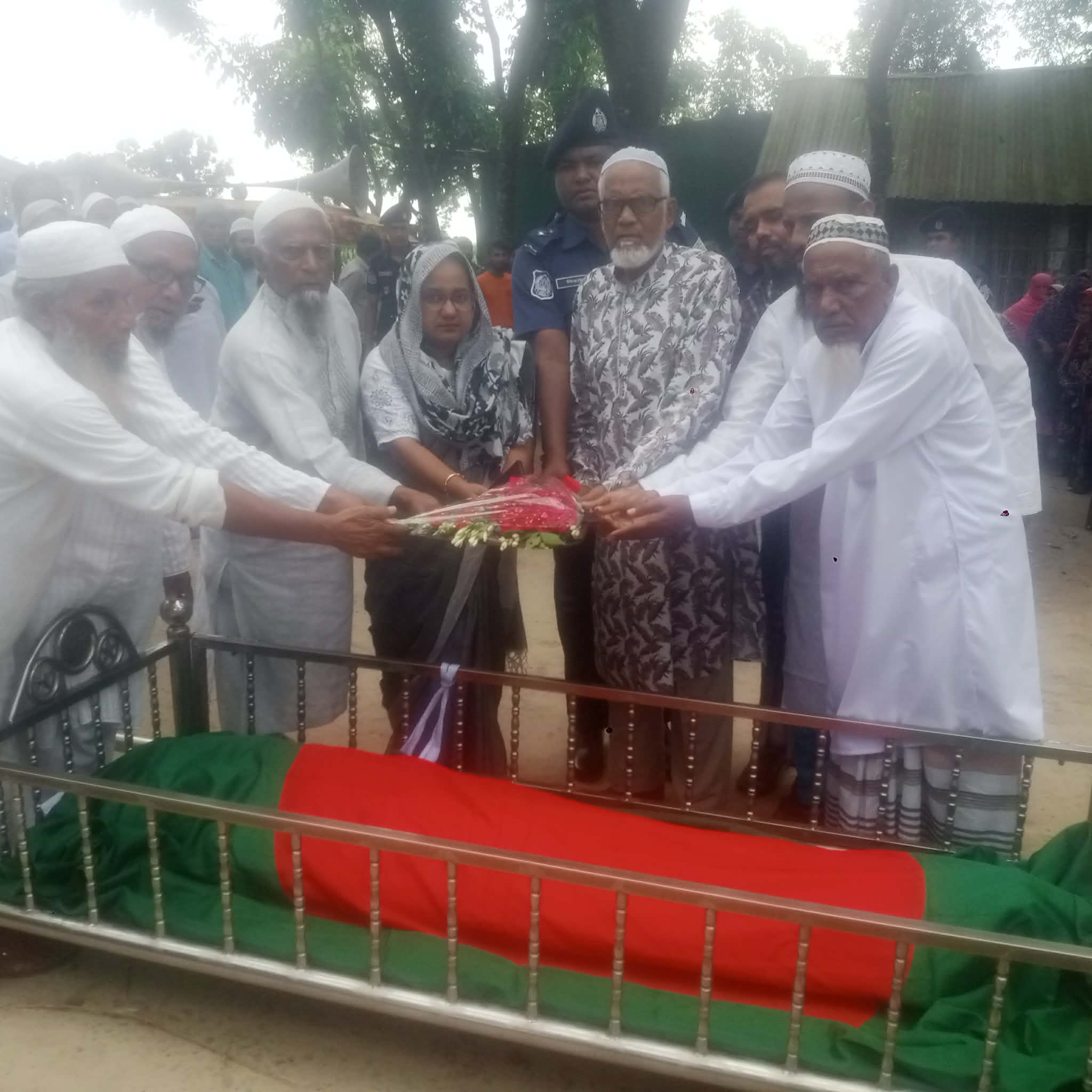 রাণীশংকৈলে বীর মুক্তিযোদ্ধা আজিজুল হকের রাষ্ট্রীয় মর্যাদায় দাফন সম্পন্ন