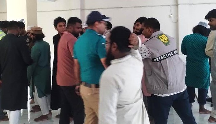 তেজগাঁও কলেজ মসজিদে গোপন বৈঠক, জঙ্গি সন্দেহে আটক ২৩