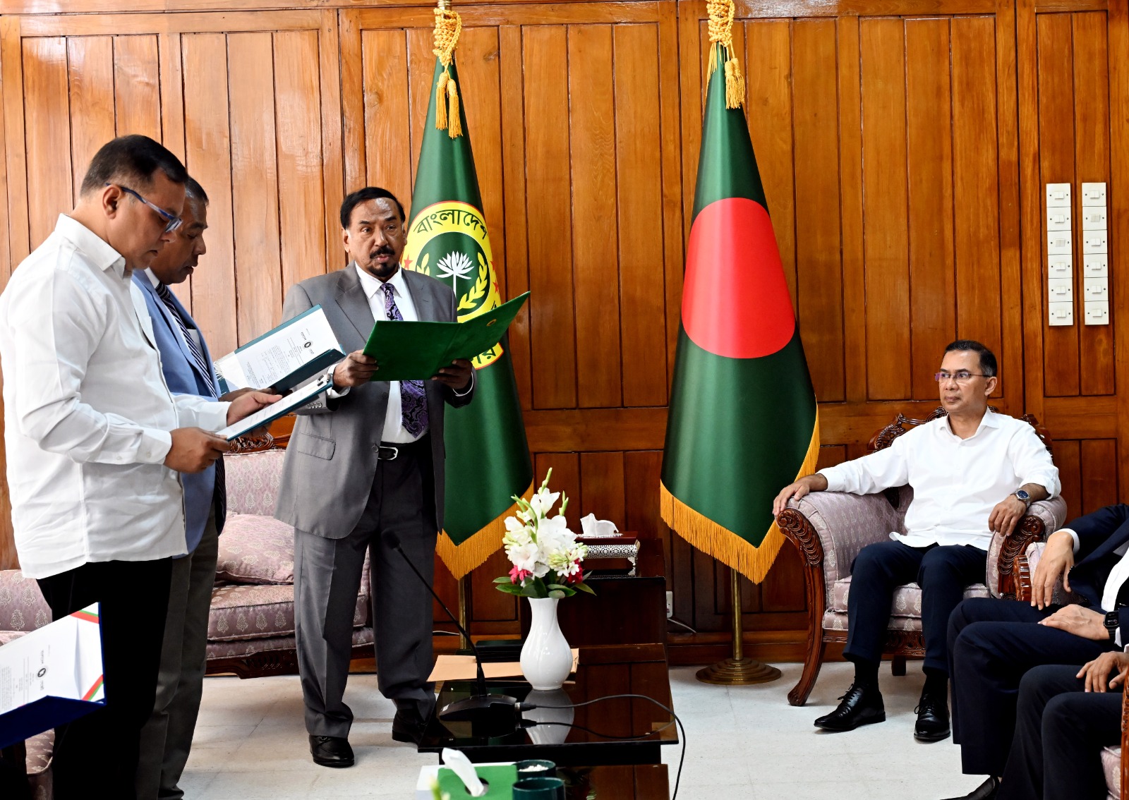 নবনির্বাচিত দুইজন সংসদ-সদস্যের শপথ পাঠ করান স্পীকার