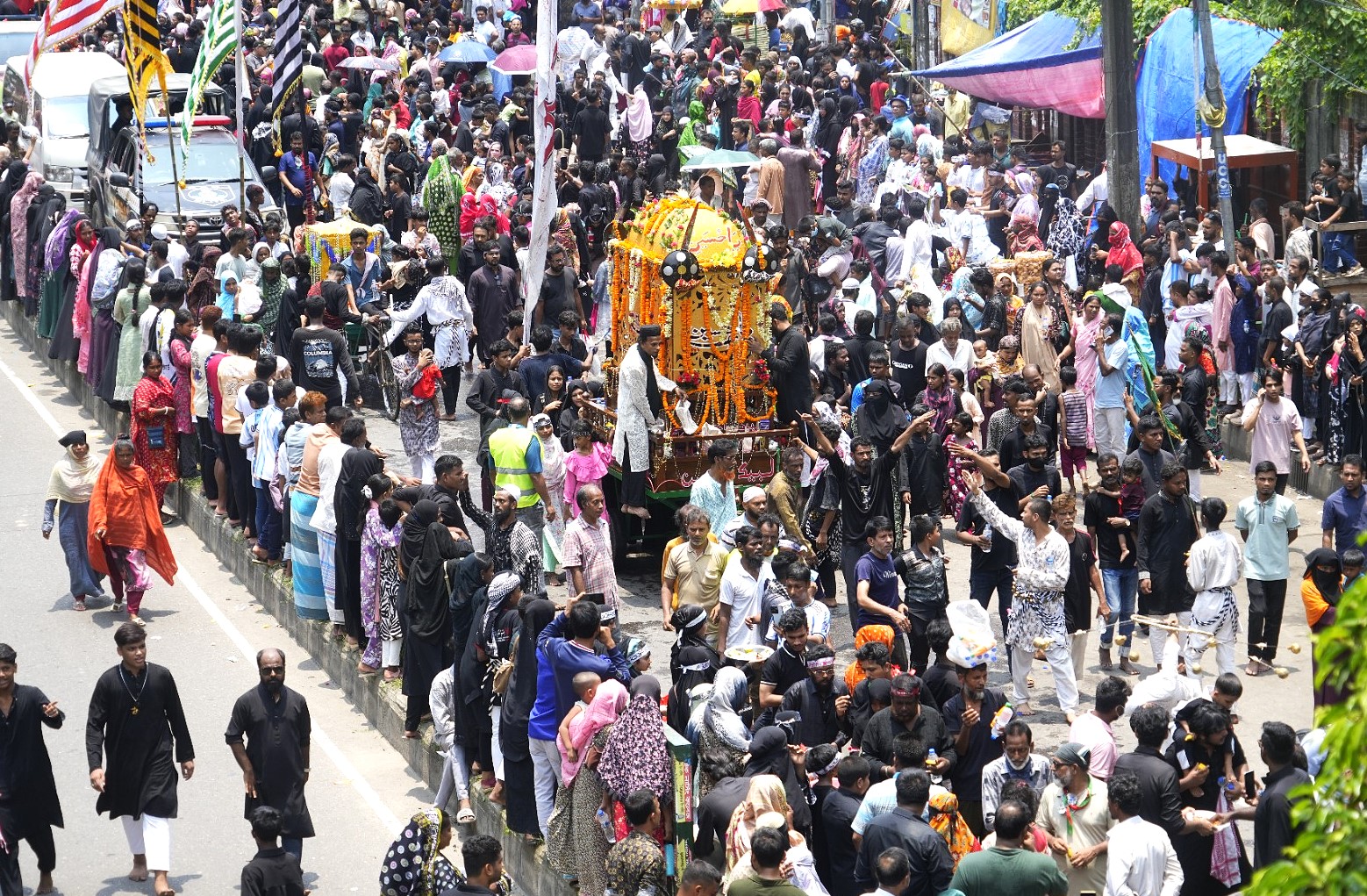পবিত্র আশুরা উপলক্ষে পুরান ঢাকায় শোকের তাজিয়া মিছিল