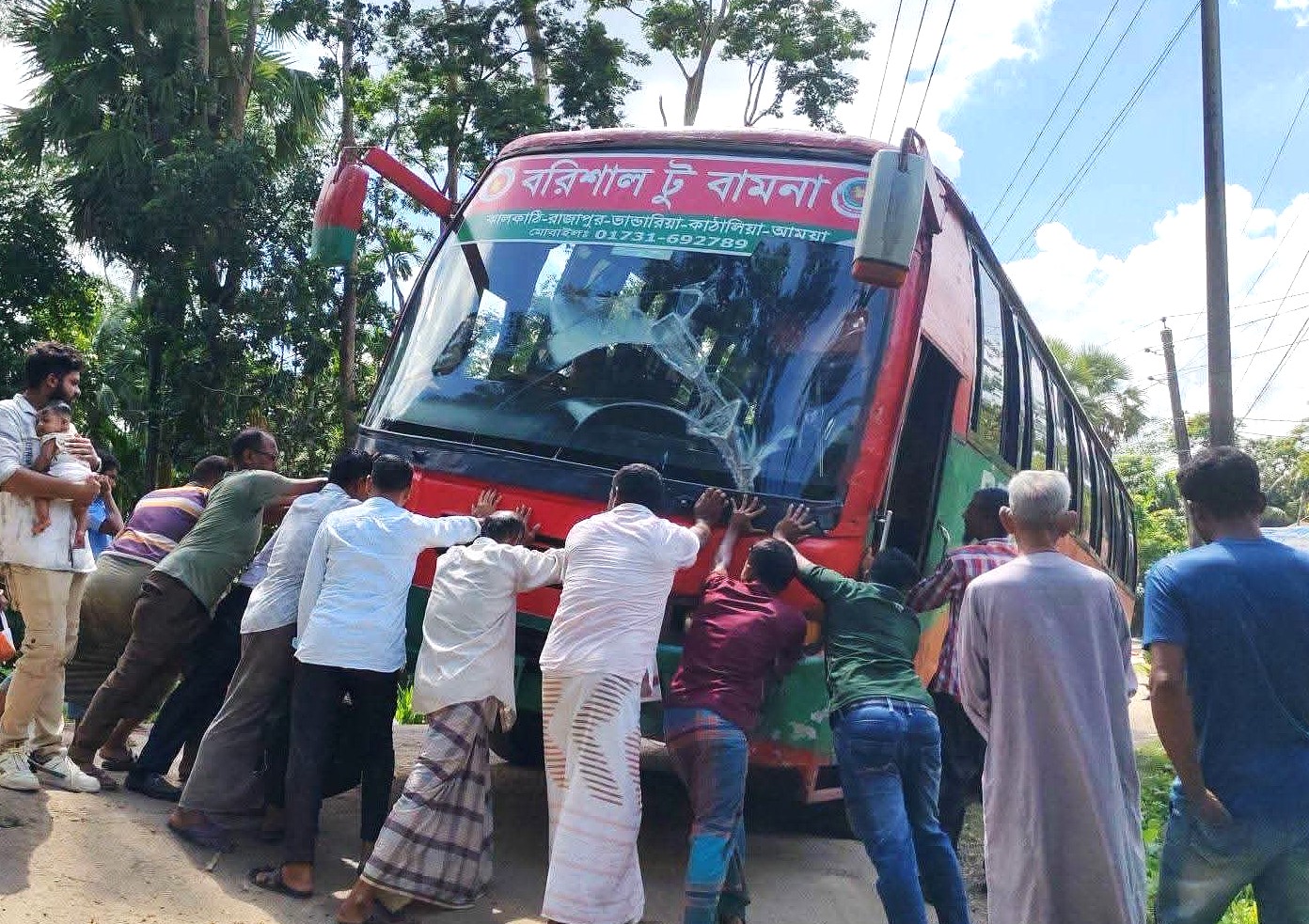 কাঠালিয়াতে অটোকে সাইড দিতে গিয়ে দেবে গেল বিআরটিসি বাস, ভোগান্তিতে যাত্রীরা