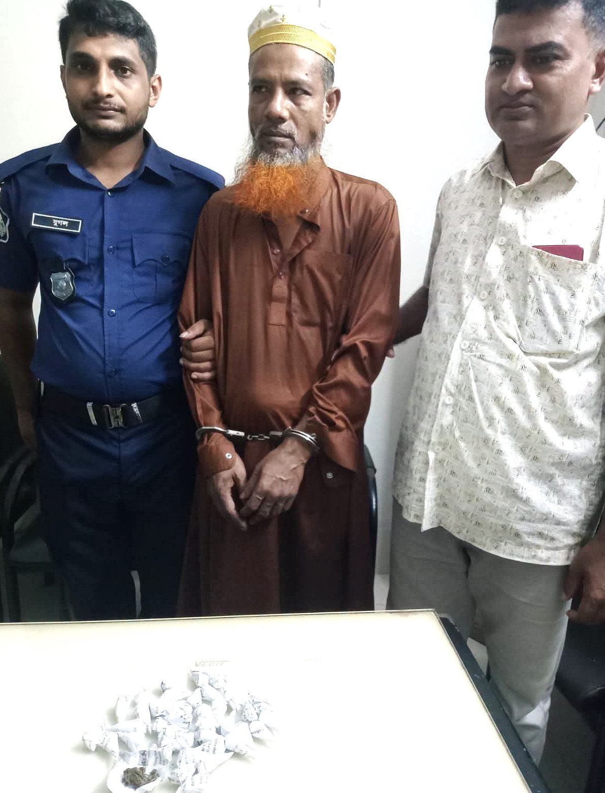 কাঠালিয়ায় ৫০ কেজি ও ৩৯ পোটলা গাঁজাসহ গ্রেপ্তার ১