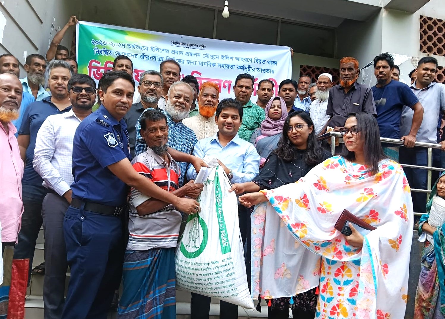 উজিরপুরে মা ইলিশ রক্ষায় ৩৪০০ জেলের মাঝে ভিজিএফের চাল বিতরণ শুরু