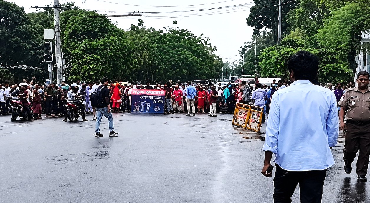মহাখালী-তেজগাঁও সড়কে গার্মেন্টস শ্রমিকদের অবরোধ, তীব্র যানজট
