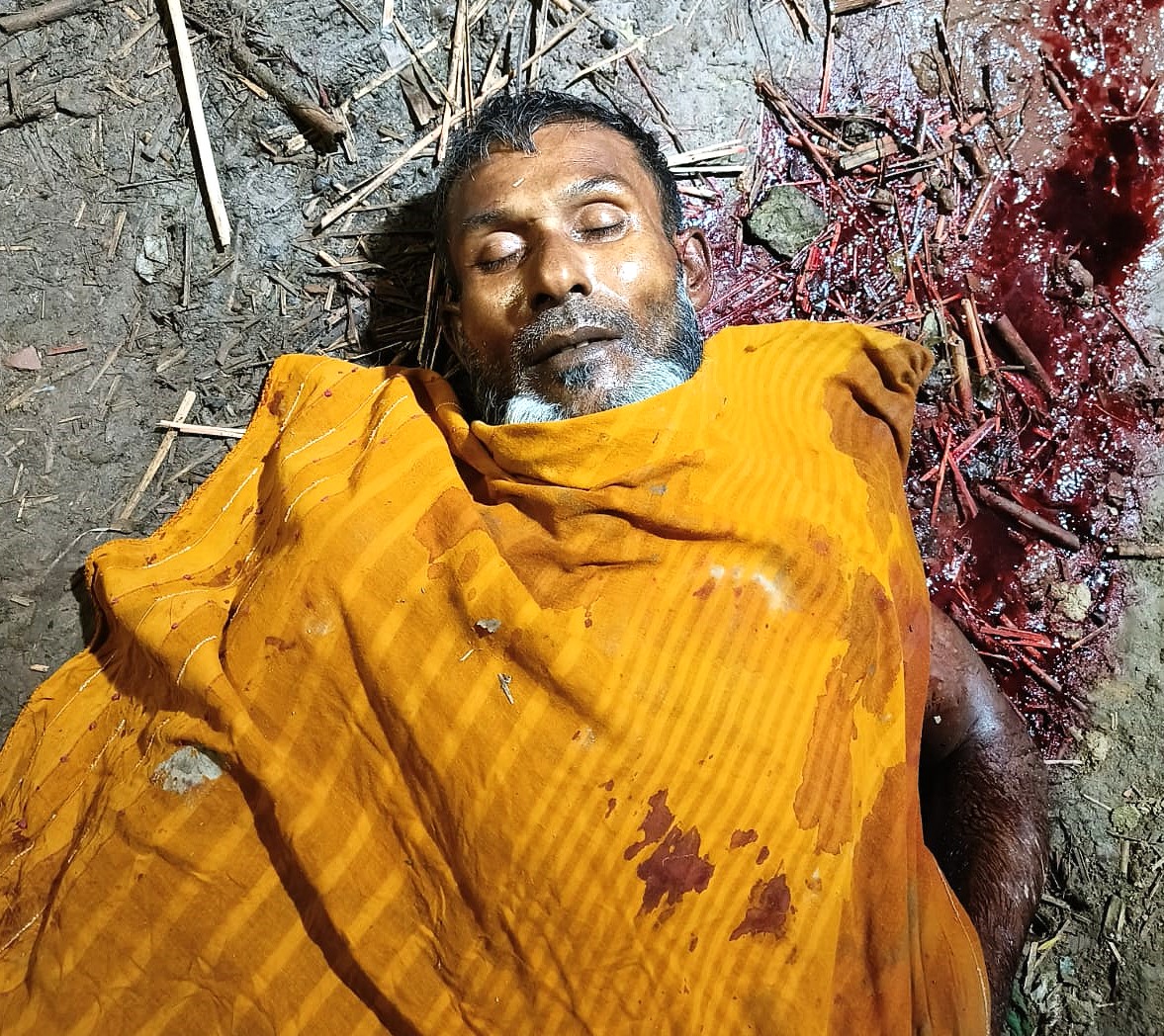 দৌলতপুরে বড় ভাইয়ের হাসুয়ার কোপে ছোটভাই খুন : আহত-২