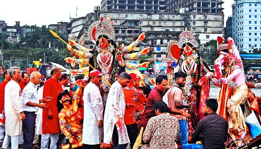শুভ বিজয়া দশমী আজ, প্রতিমা বিসর্জনের মধ্য দিয়ে শেষ হচ্ছে শারদীয় দুর্গোৎসব